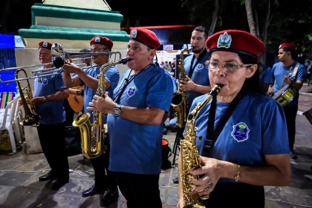 Banda Ordem de Pery Pery se apresenta na Praça da Bandeira durante os festejos de Piripiri